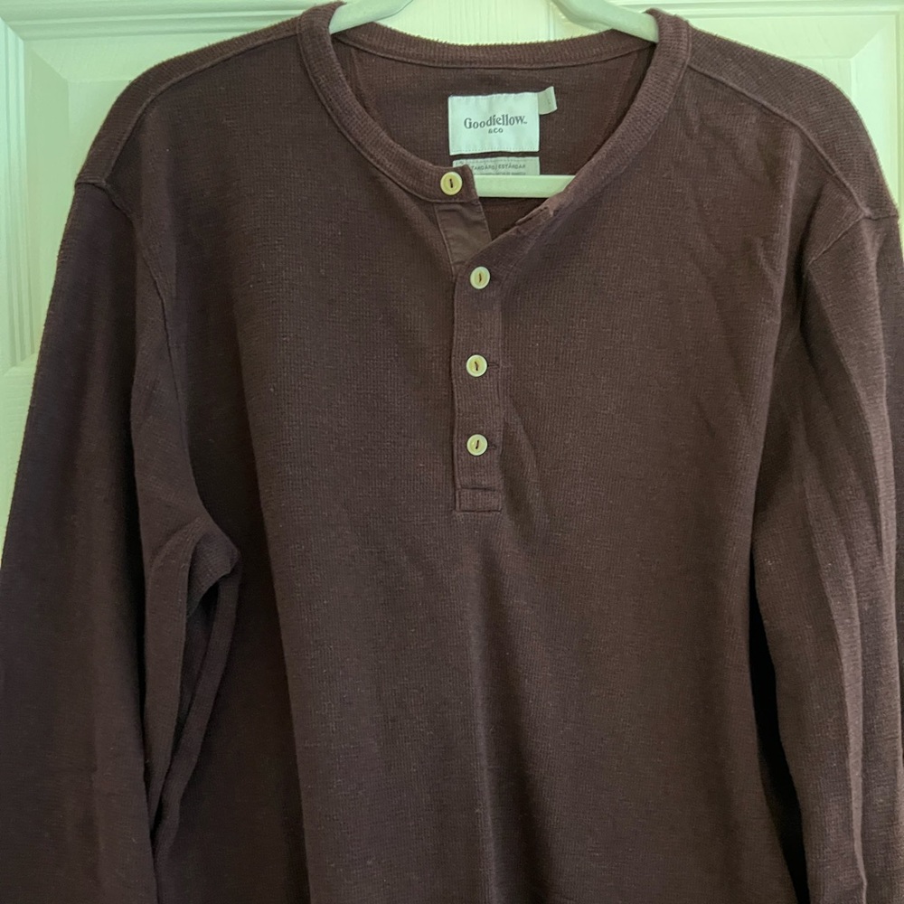 Men’s Henley long sleeve shirt.  Perfect for Fall.  Excellent condition